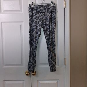 Kiava Black and white rose print workout cropped legging tights  Sz M  26"